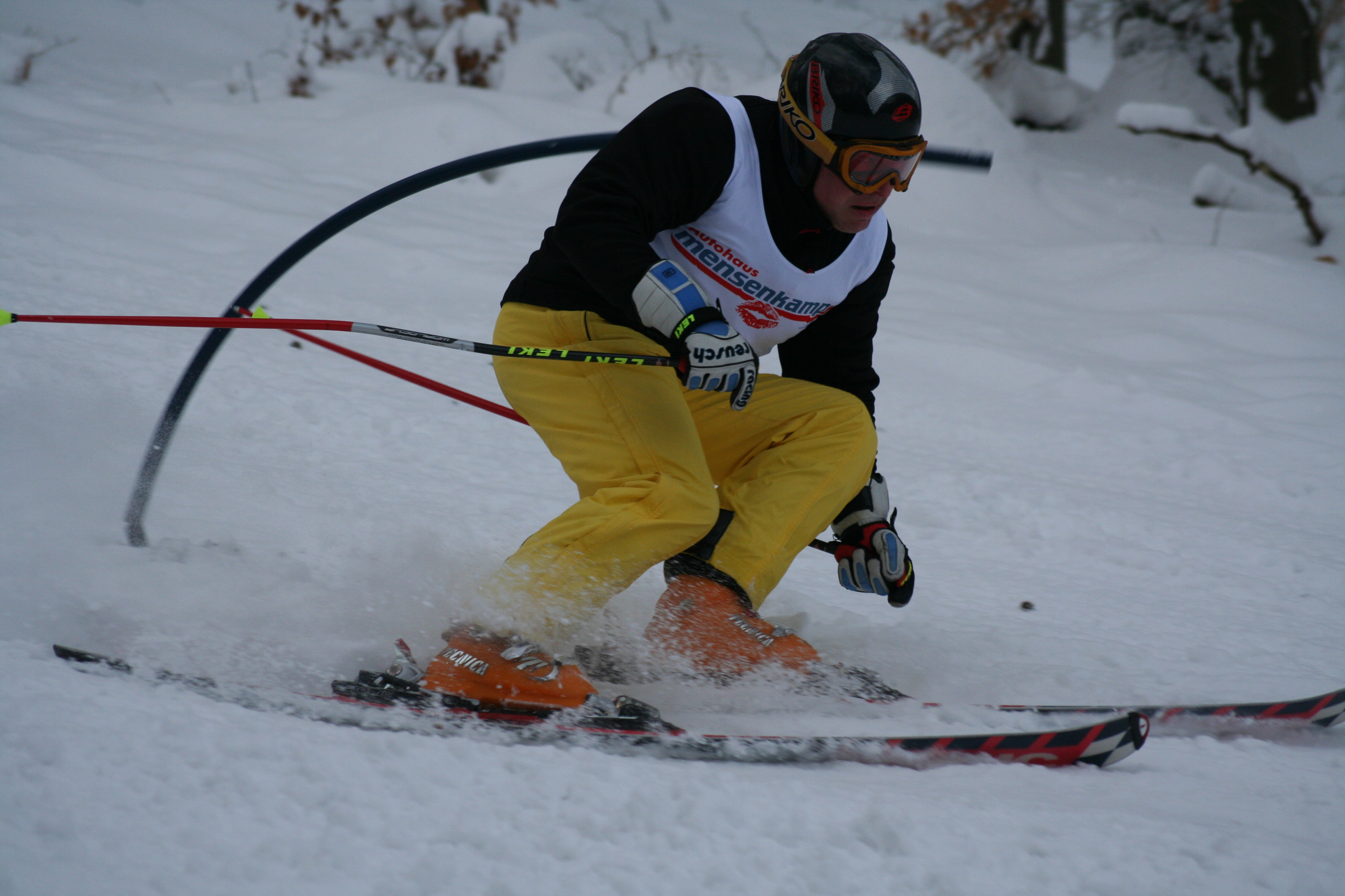 Skirennen auf der Waldpiste